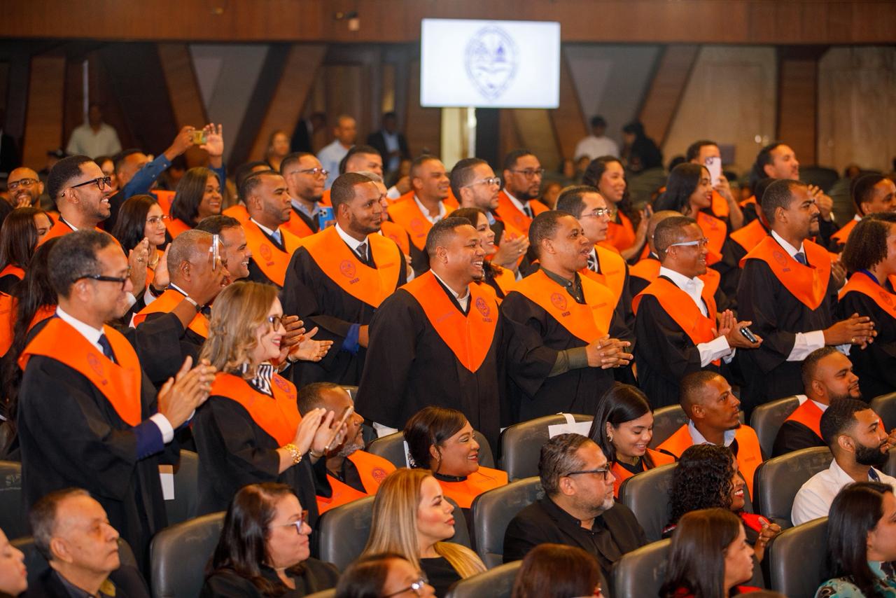 Abinader insta a 147 graduados en gestión pública a mejorar servicios con ética y transparencia