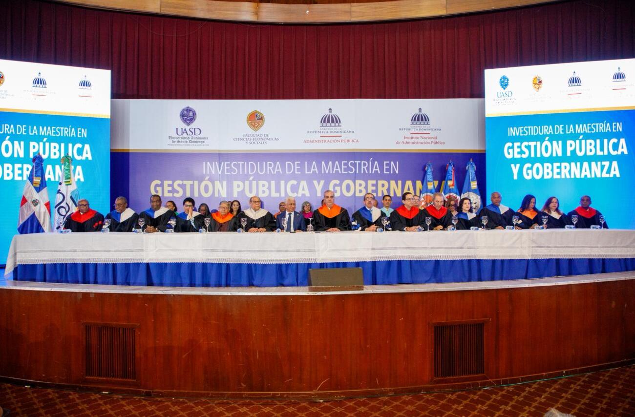 Abinader insta a 147 graduados en gestión pública a mejorar servicios con ética y transparencia